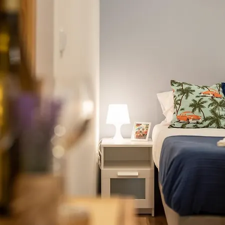 733 Costa Cabral Metro * Порту