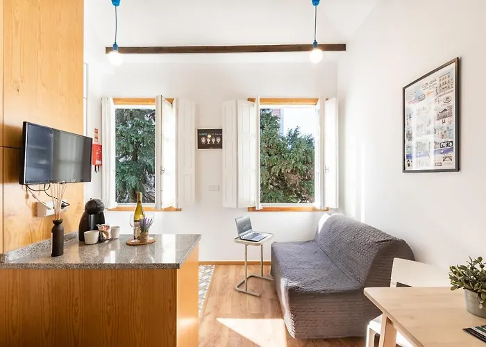 733 Costa Cabral Metro * Oporto